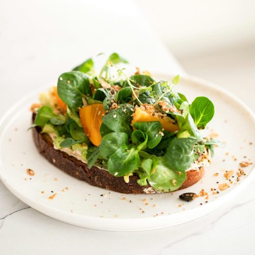 tartine-avocat-micropousses-radis-daikon